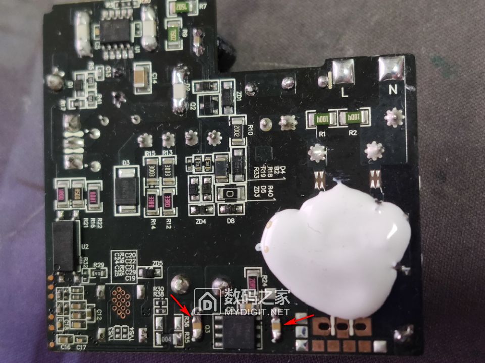 小米22.5瓦充电器拆解,小米120瓦充电器如何拆开维修