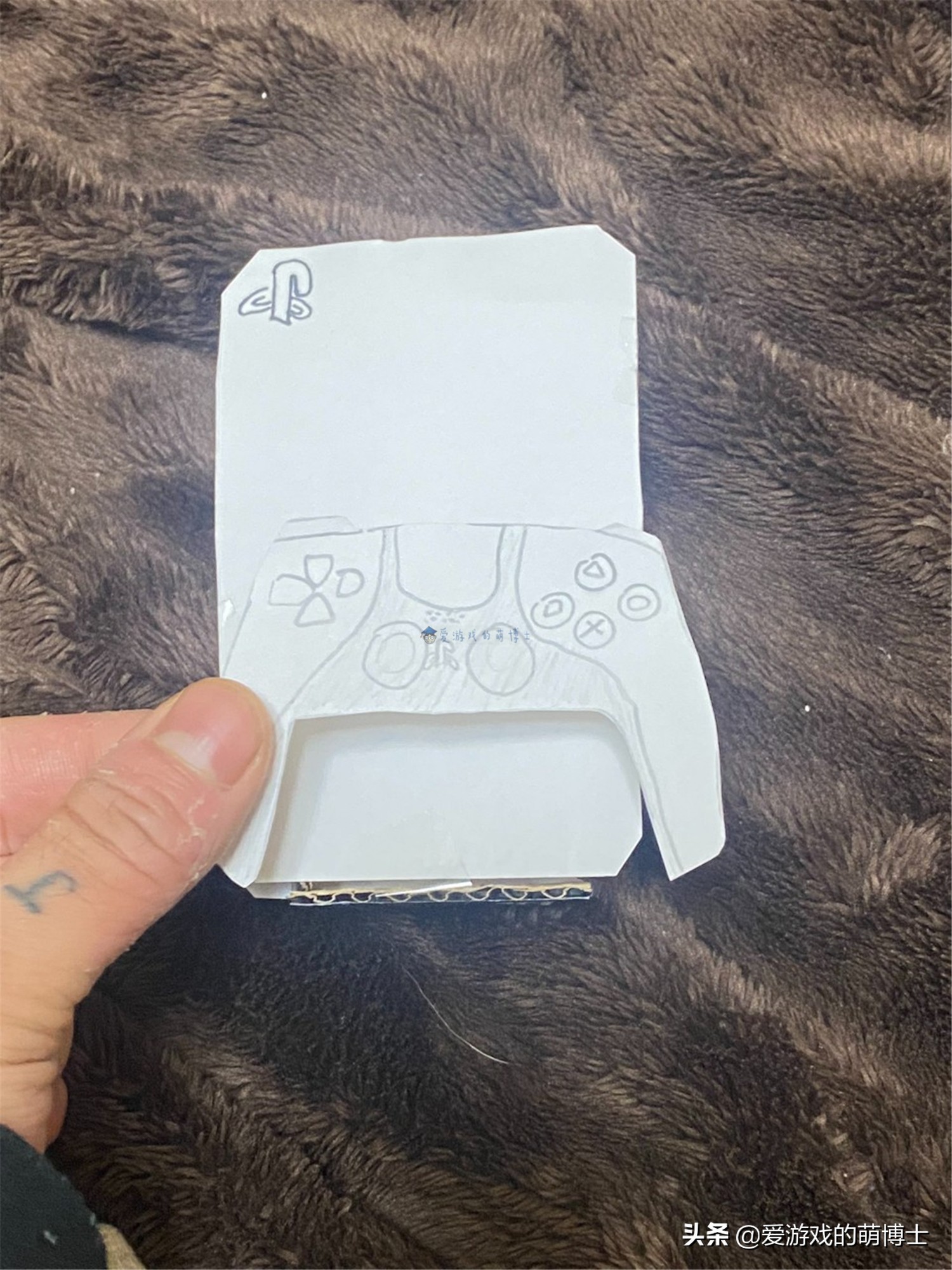 日本小学生手工制作了一台纸质PS5游戏机，成功在网上售出