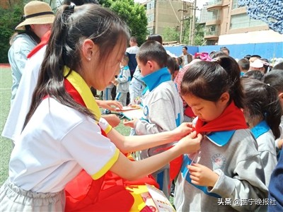 高举旗帜跟党走童心筑梦新征程,高举队旗童心筑梦新时代创意绘画