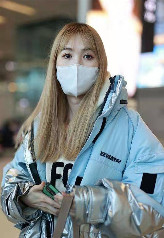 马蓉白色西装造型,马蓉惊艳亮相图片