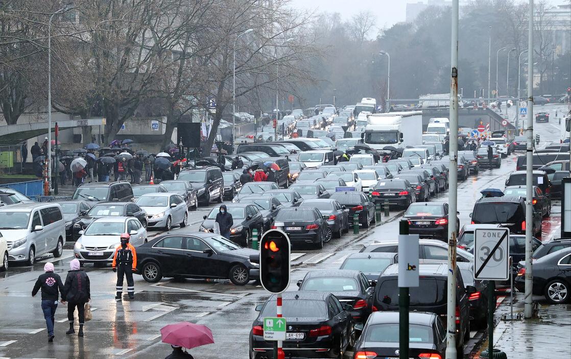 新手司机提新车不拉手刹一路滑行,新手司机开车老忘放手刹