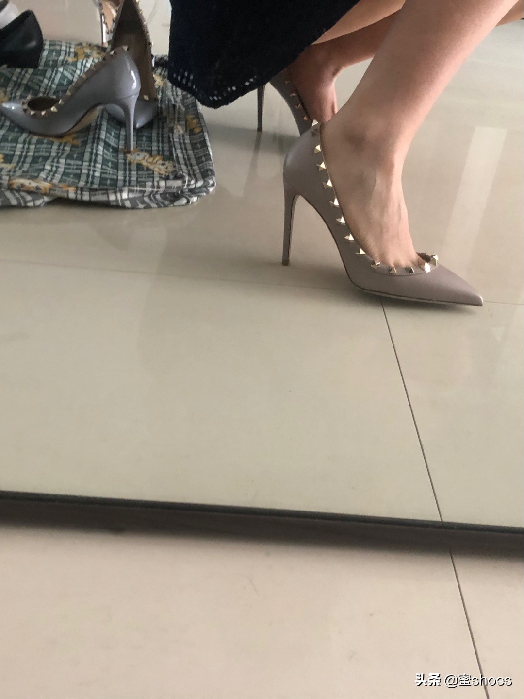 华伦天奴粉色铆钉高跟鞋穿搭,华伦天奴高跟鞋配红裙