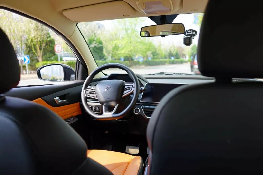 新特DEV1试驾体验：续航300落地7万，不靠补贴也能打？