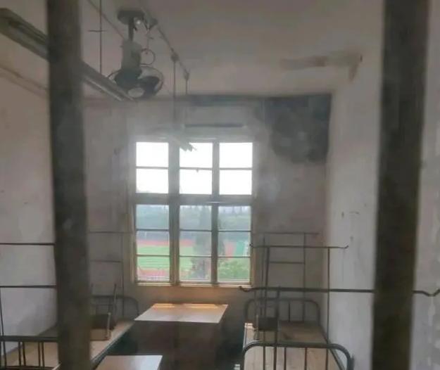 “贫民窟”大学宿舍遭学生嫌弃,环境“脏乱差”,新生表示想复读