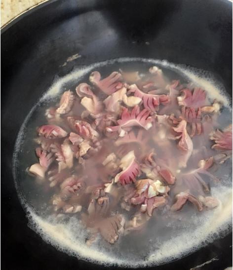 鸡胗的家常做法鸡胗焯水如何不硬,鸡胗炒完还是红色怎么回事