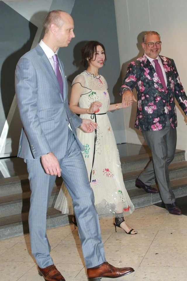 李嘉欣穿白色裤子漂亮极了,李嘉欣港风穿着