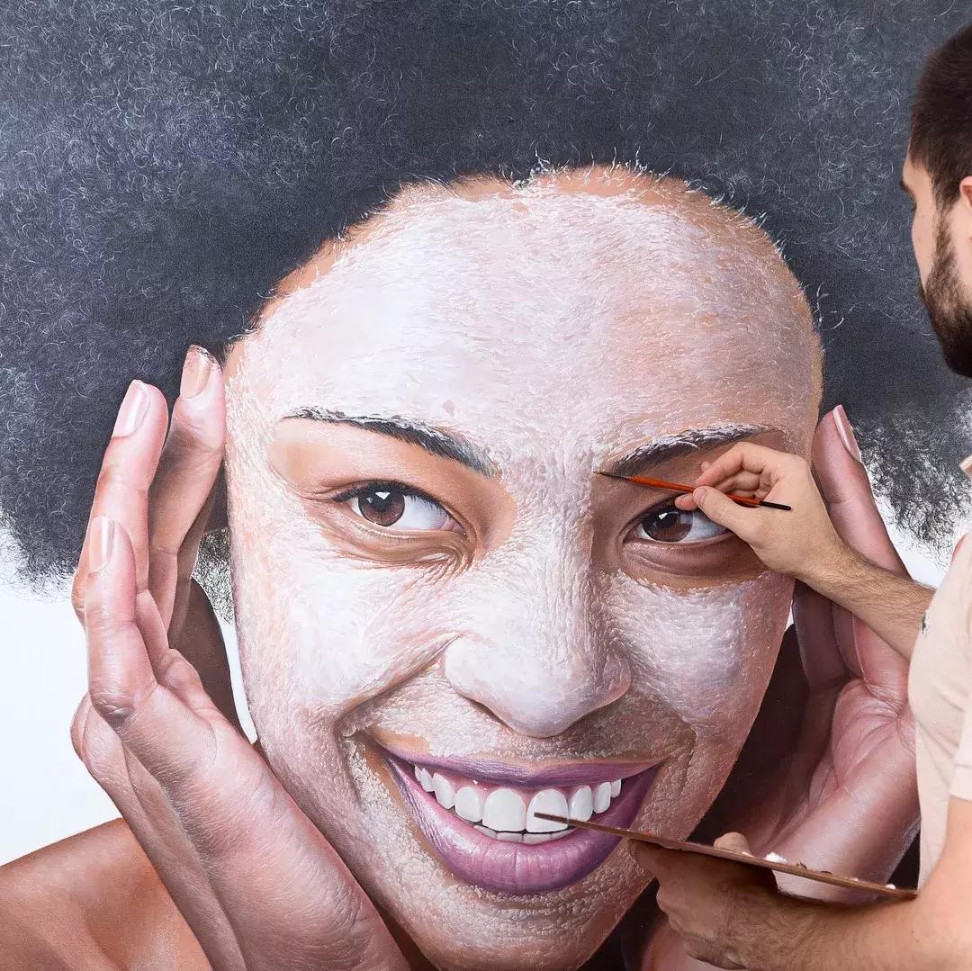 他画了一波美人，笔触精致，活色生香