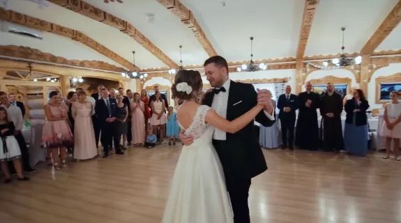 结婚视频新娘出场,户外创意新娘出场方式