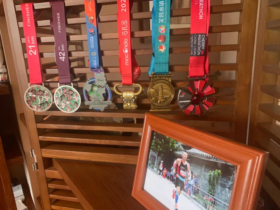 56岁老人跑步10年战胜癌症,他靠跑步走出人生低谷