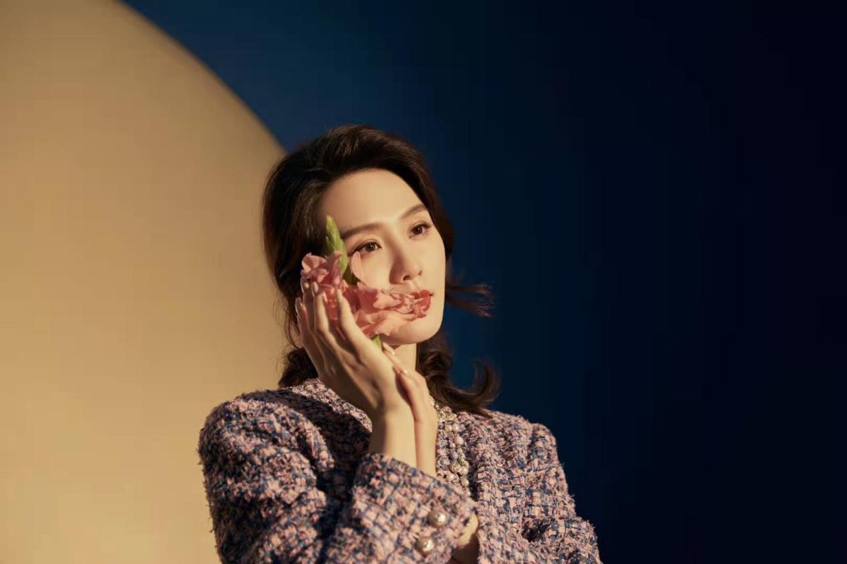 刘诗诗罕见民国装曝光！穿蓝色小洋裙烫卷发笑容温柔，气质太出众