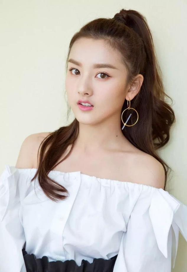 显脸小的半扎披肩发型,大脸女生适合扎怎样的半披发