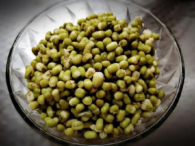 不再是绿豆粥主宰夏天的圣光时刻了!绿豆牛奶配一脸