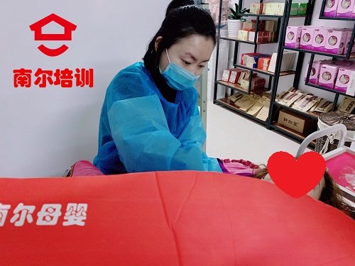 月嫂培训哺乳期产妇乳房凹陷,月嫂怎么防吐奶