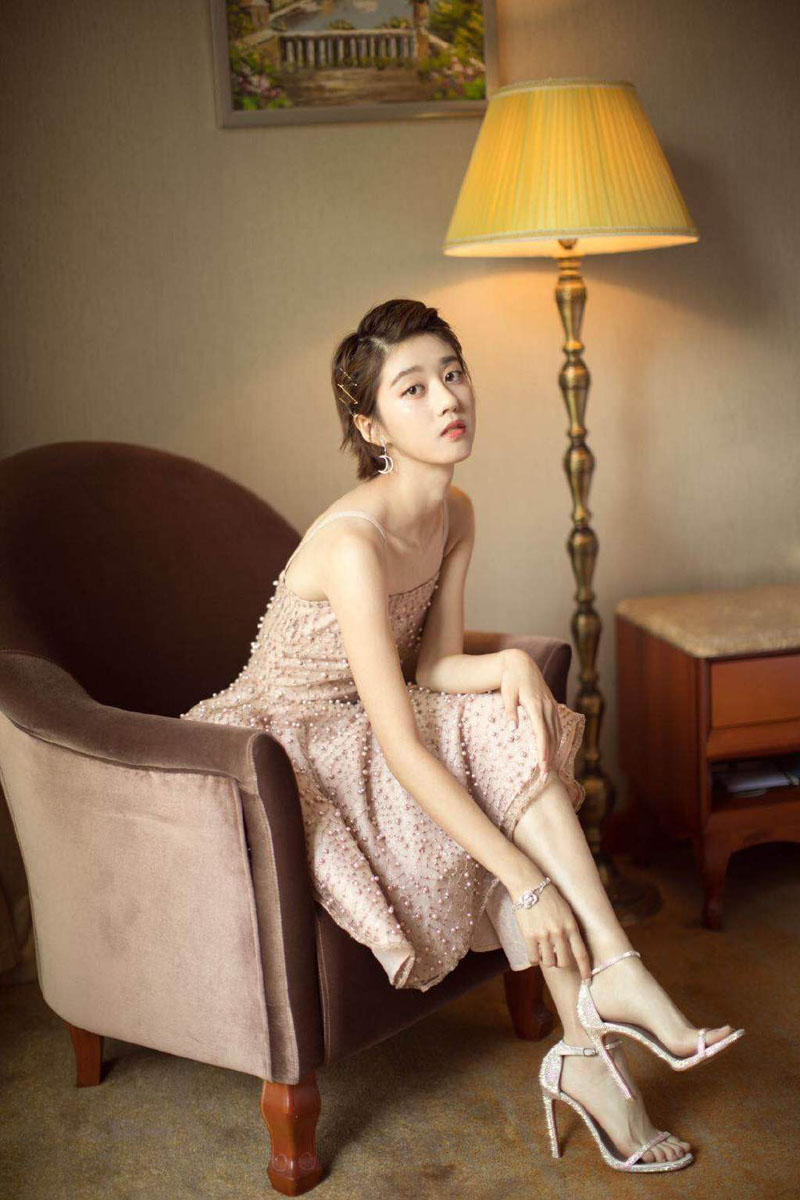 同款发型李凯馨,李凯馨白吊带搭配牛仔裤清纯写真