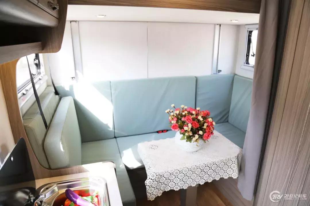 经济实用型7座4驱房车价位,b型房车u型会客区