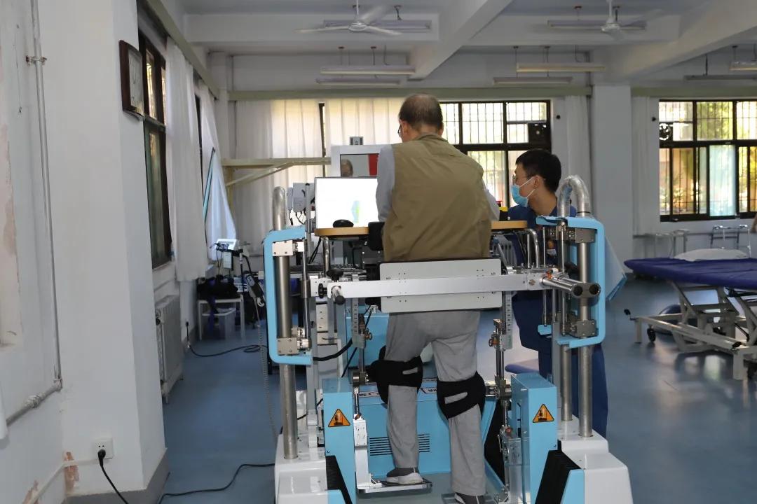 康复训练下肢康复机器人怎么选,康复器械步行器