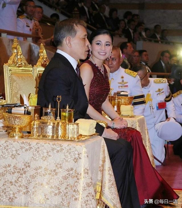 花心泰王也温柔?结婚周年陪王后穿情侣装,满脸宠溺给娇妻打下手