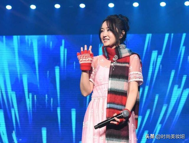 杨钰莹穿蕾丝连衣裙披薄纱,杨钰莹穿长裙的穿搭