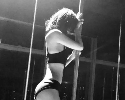 阿Sa半裸出境，身材竟无可挑剔！