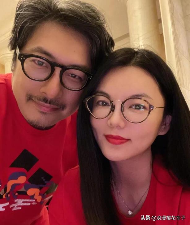 李湘晒全家福庆生,李湘豪宅内晒全家福