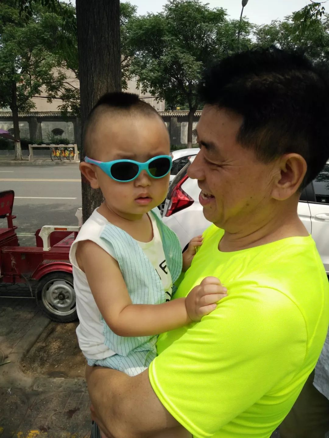 宝宝太阳眼镜怎么选?凹造型先等等,看看这几个标准有没有?