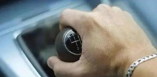 面包车刹车失灵冲向收费站？学会这几招关键时刻能保命