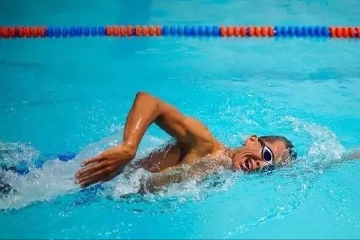 跟我一起学游泳视频,成人零基础游泳入门如何呼吸换气