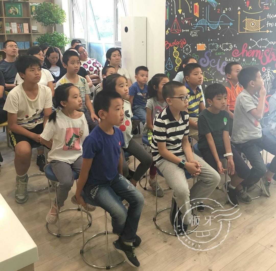 一群博士硕士,动不动“鬼混”到半夜,却干成了件人人称赞的事