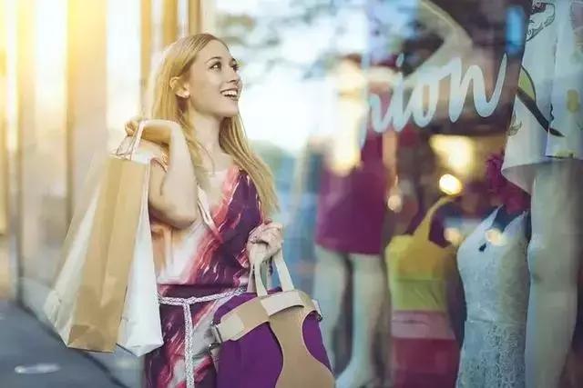 二胎爸爸被“假精致”掏空!给娃上私立幼儿园,办7张信用卡欠债6位数