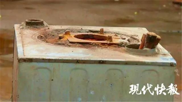 煤球炉里藏2万元,老人收废品掉出一包东西吓得报警