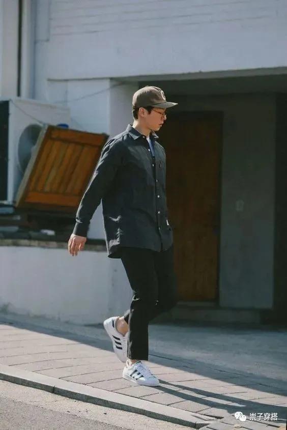 黑色衬衫内搭黑色打底好看吗,都说黑色穿搭很反差