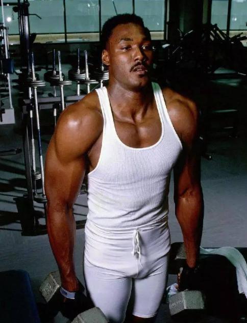 别人穿的是球衣，而他们看起来穿的像紧身衣肌肉太强真无奈