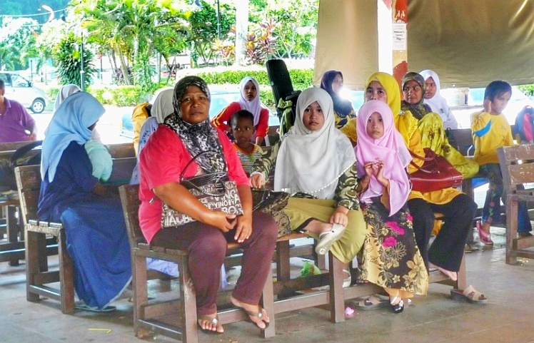 和尚纹头抽烟，男厕挂仨*旗国**女厕却无，游客表示：这个国家好奇怪