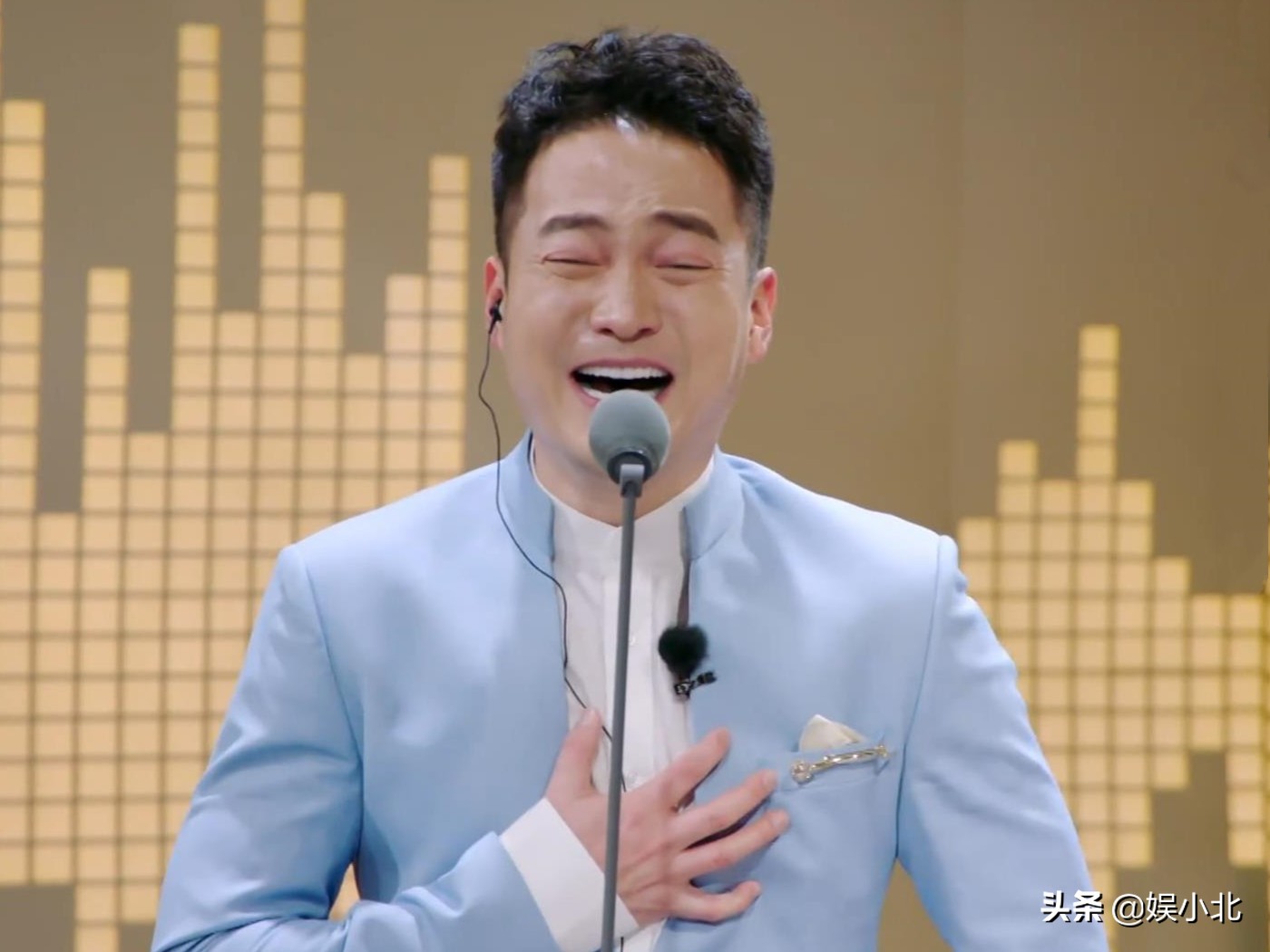 成名后爸爸去世,不婚却爱上小10岁女主播,“吕秀才”的跌宕人生