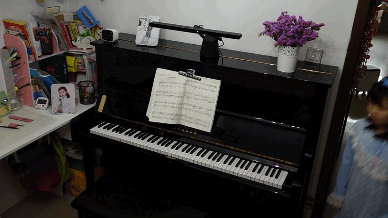 练习钢琴光线不足会伤眼,实测“明基专业钢琴灯”