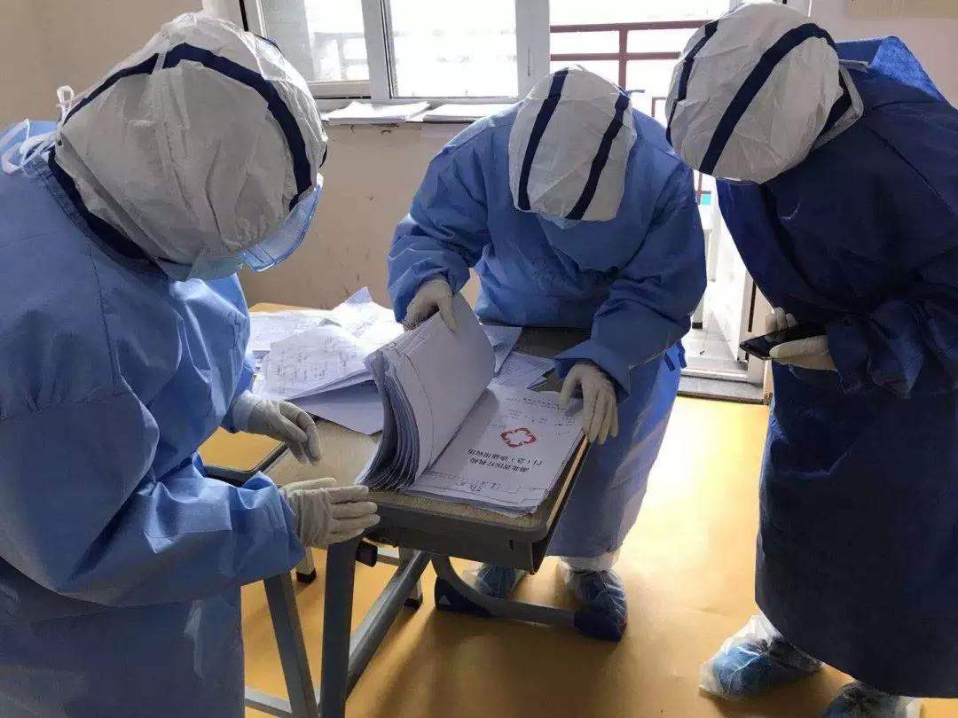 方舱医院医护防护服,医务人员掀开疫情期间防毒面具