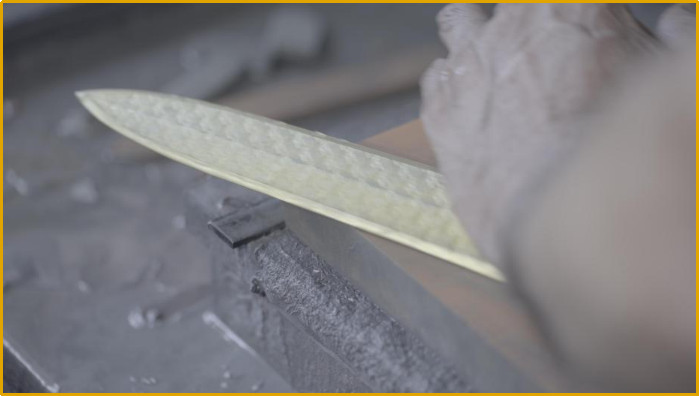 千年宝剑越王勾践剑出土视频,越王勾践剑历经千年仍寒光逼人