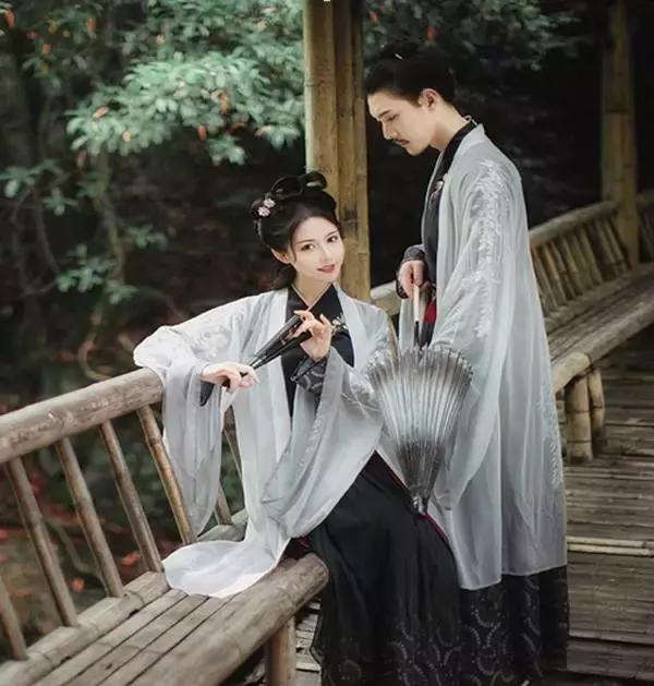 郑爽淘宝店一件卫衣卖500块被吐槽贵，明星开店都是无耻圈钱吗？