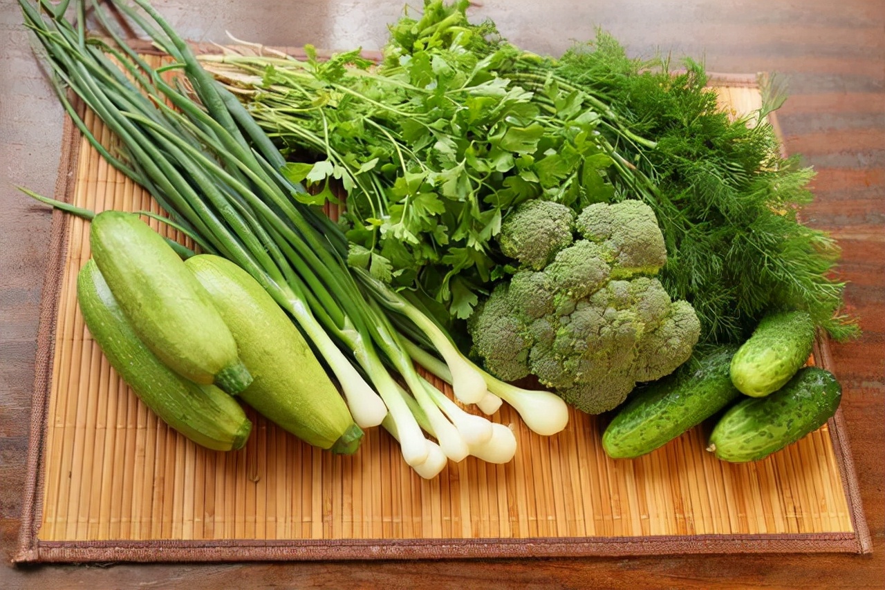 女性绝经前例假有何表现,女人来月经有哪三个症状