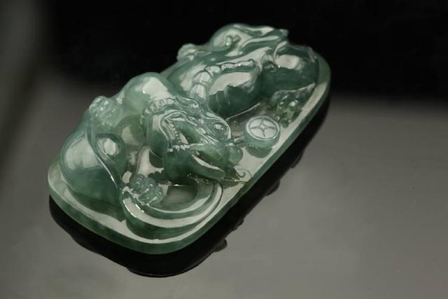 上2万元的油青种翡翠,油青翡翠的鉴别方法视频