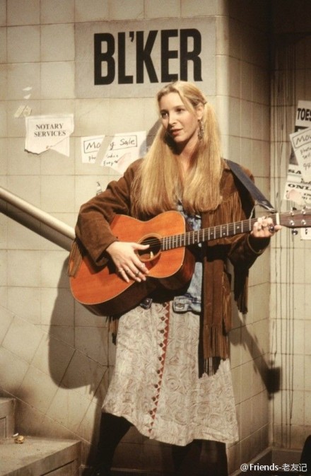 老友记专栏：PheobeBuffay世界以痛吻她，她却报之以歌