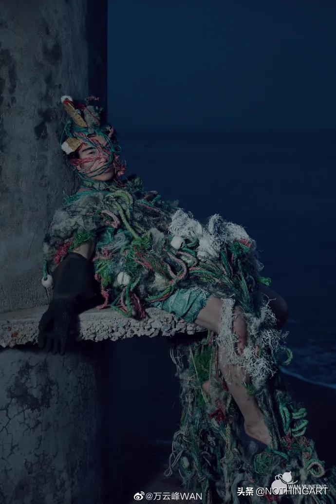 给明星做造型的“垃圾”行为艺术家?雷人背后的那一份深刻……