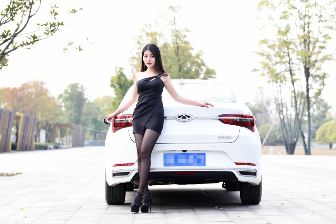 性感女神来袭，看小艾如何低档黑丝长腿的极致诱惑