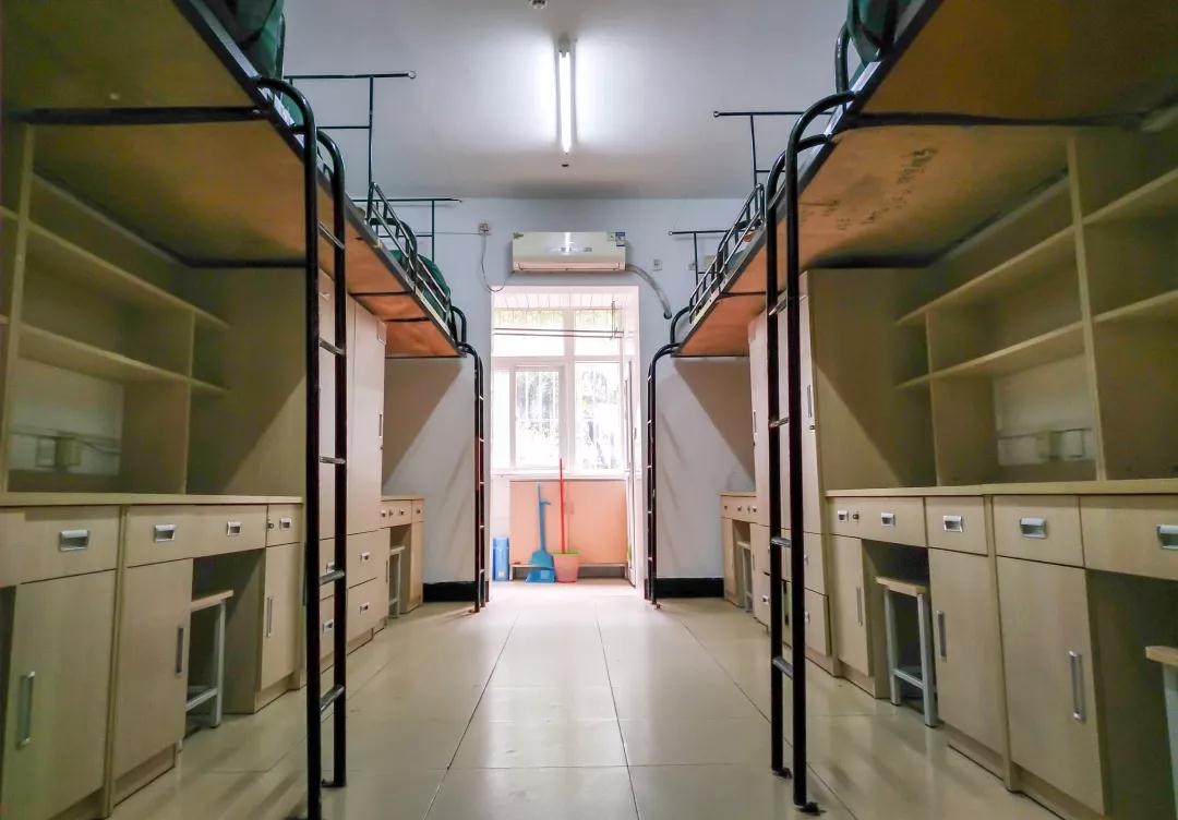 坐拥大学宿舍豪华六人间,南京小龙虾大学