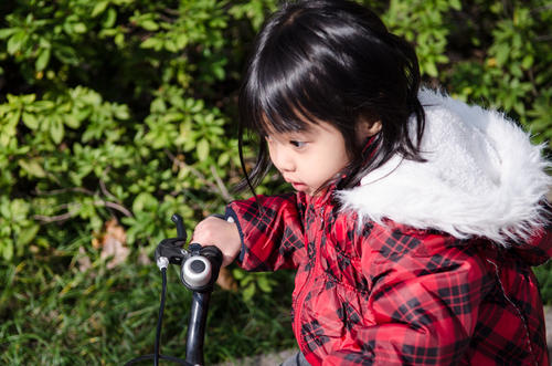 宝宝总是喜欢抱着自己的衣服,宝宝喜欢把喜欢的东西揣口袋里