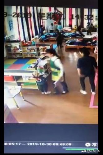 殴打小孩的幼儿园教师被开除,南昌幼儿园老师打孩子