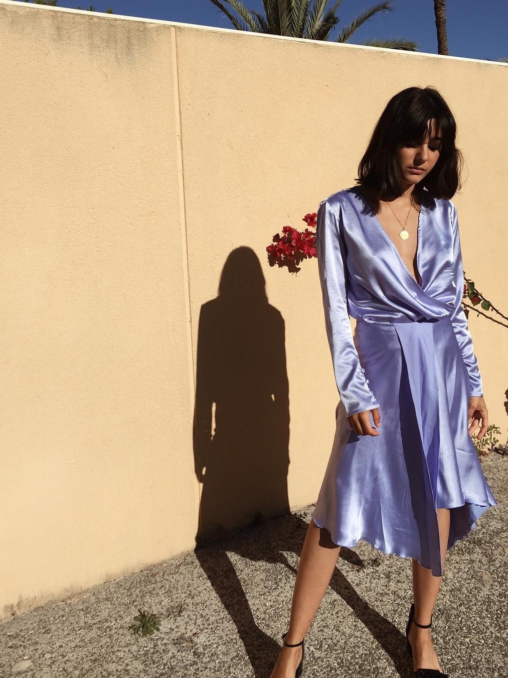 秋瓷炫穿红色裙子扎个黄色宽腰带,秋瓷炫身材好吗