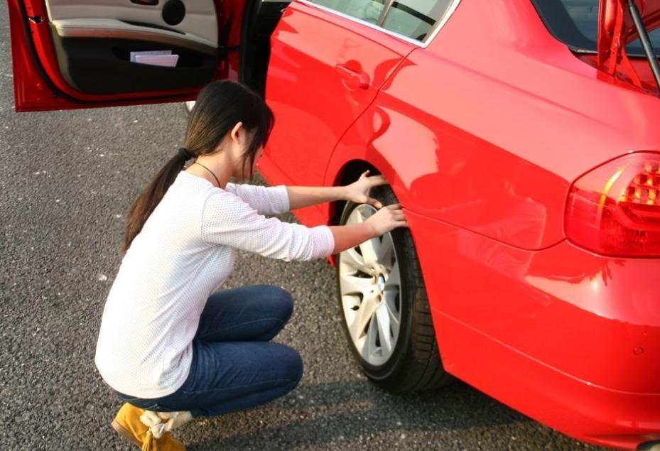 汽车轮胎坏了这样去补胎，自己动手，几招就能学会