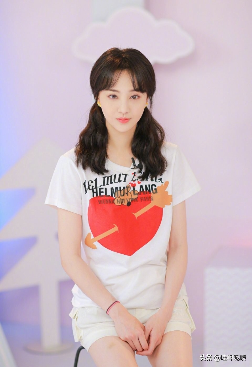 郑爽化身“暗黑萝莉”，黑色羽毛短裙配渔网袜，酷炫造型性感迷人