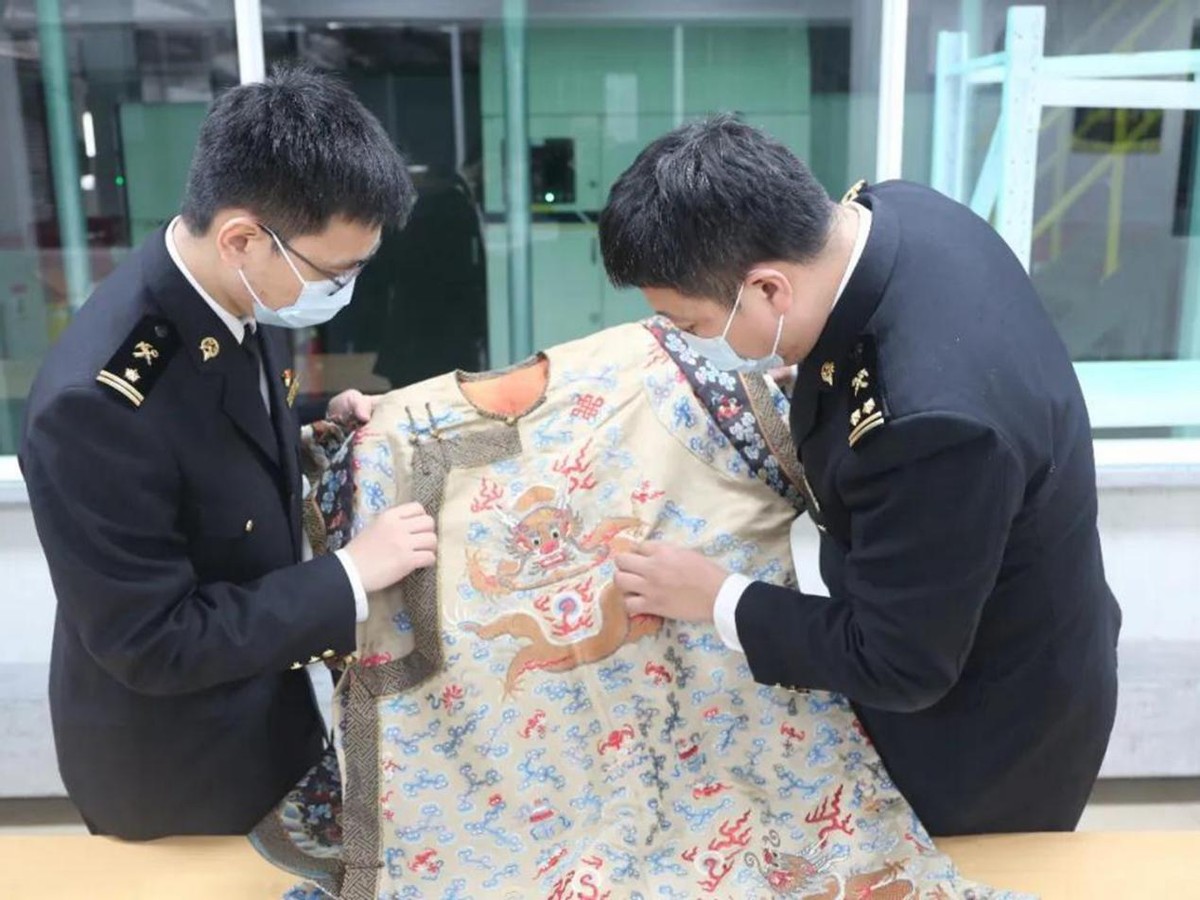 浙江海关查出清代龙袍,海关查获女装上衣为清代龙袍